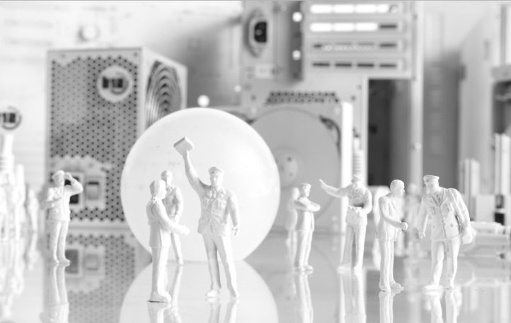 Planen Sie eunen Umbau, Neubau oder eine Renovierung? Verschiedene weiße Figuren und Objekte auf einem reflektierenden Tisch.