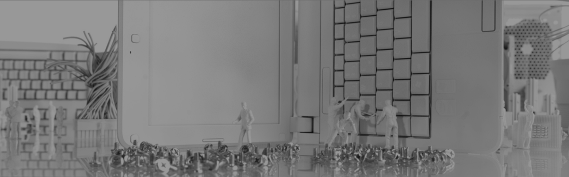 Professionelle Einrichtung Zwei Figuren stehen neben einer komplexen skulpturalen Darstellung von Drähten.