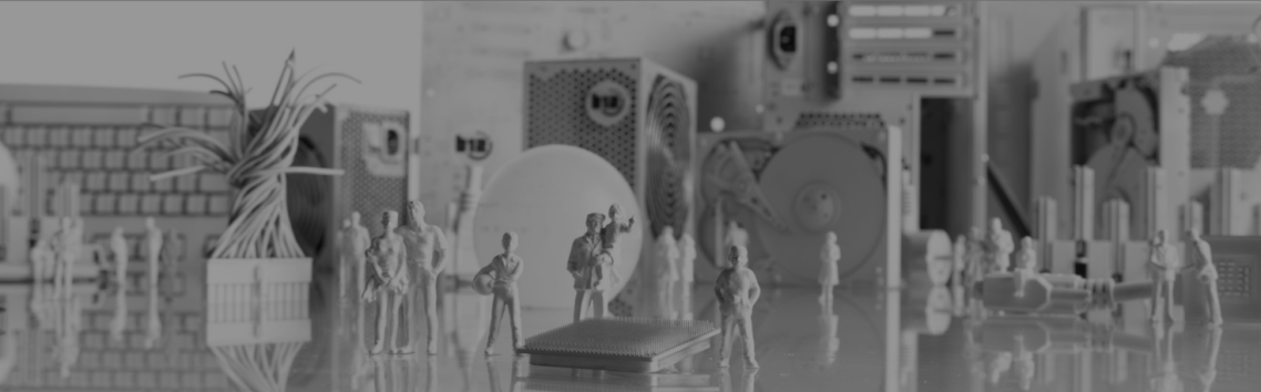 Professionelle Einrichtung Zwei Figuren stehen neben einer komplexen skulpturalen Darstellung von Drähten.