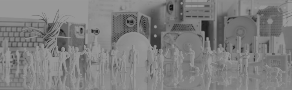 Professionelle Einrichtung Zwei Figuren stehen neben einer komplexen skulpturalen Darstellung von Drähten.