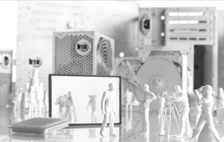 Direkt und unverbindlich beraten lassen Figuren und Gegenstände in einem künstlerischen, monochromen Setting.